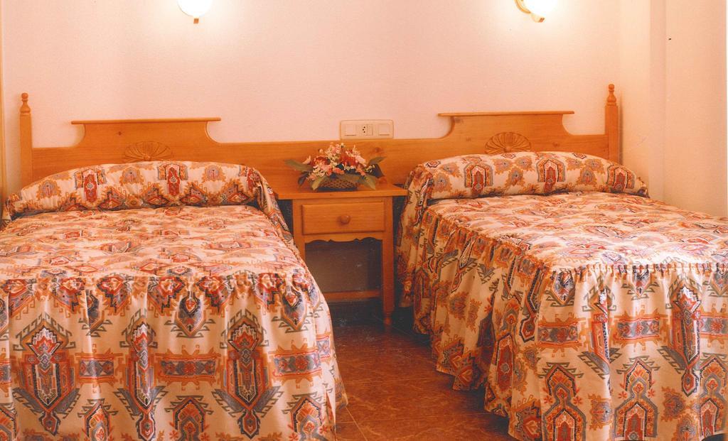 Hostal Cuatro Esquinas Эхеа-де-лос-Кабальерос Номер фото