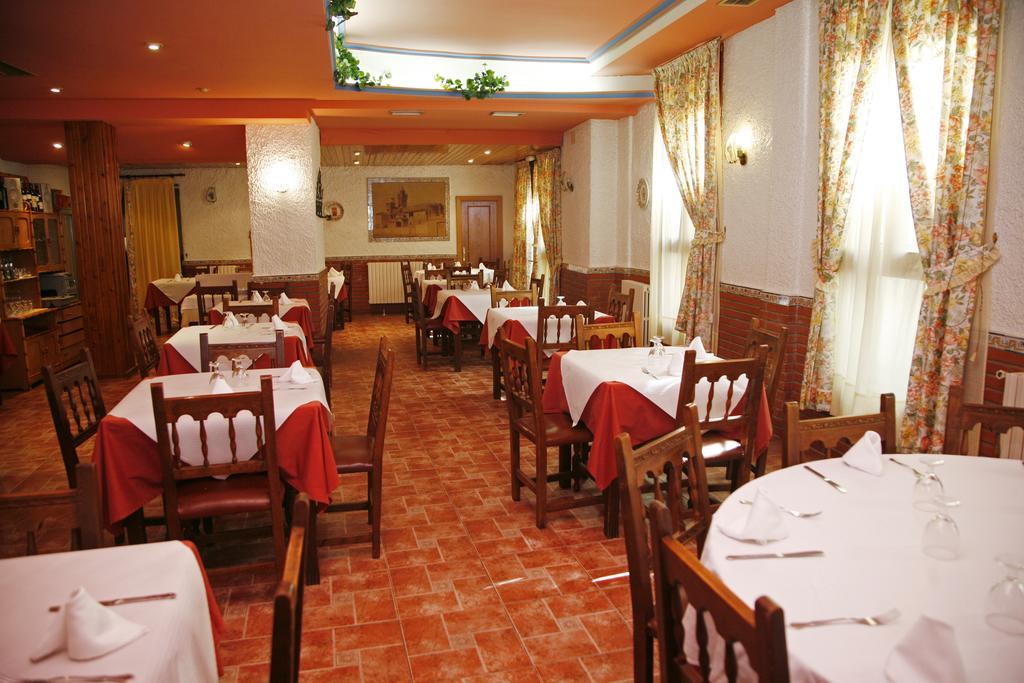 Hostal Cuatro Esquinas Эхеа-де-лос-Кабальерос Экстерьер фото