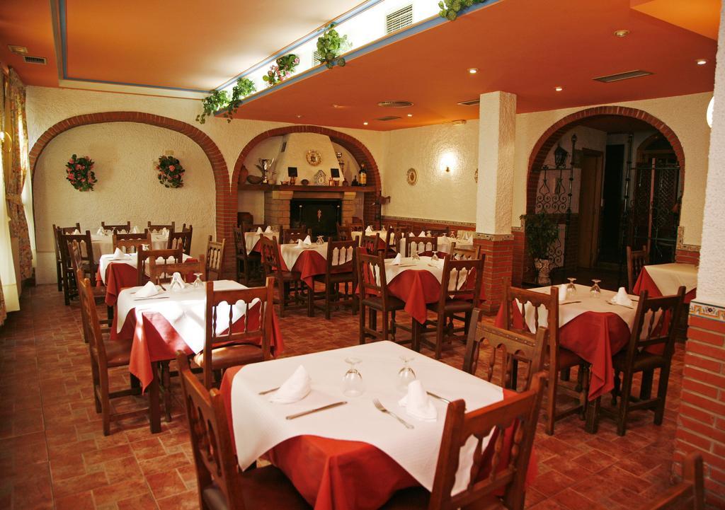 Hostal Cuatro Esquinas Эхеа-де-лос-Кабальерос Экстерьер фото