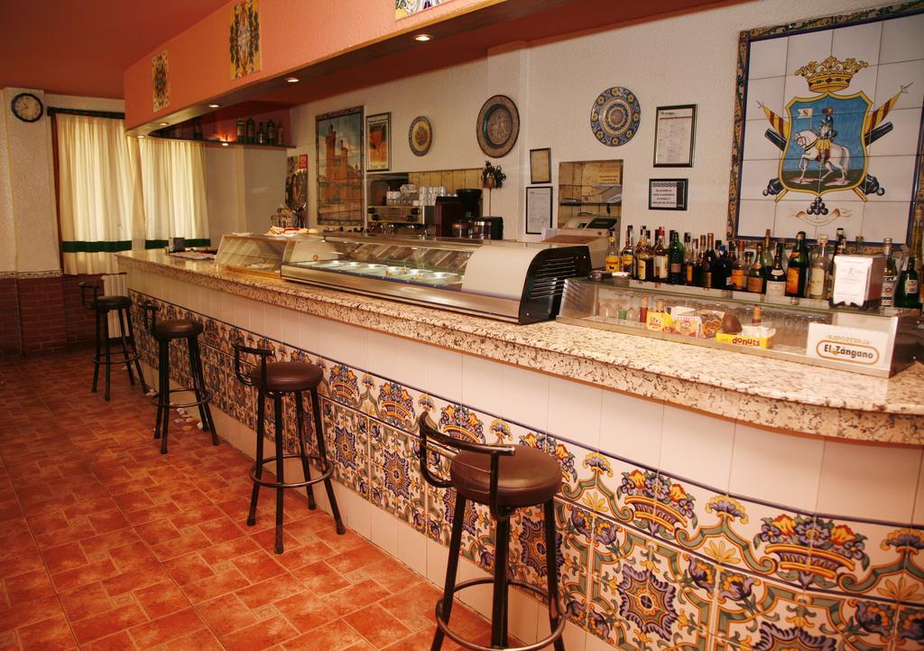 Hostal Cuatro Esquinas Эхеа-де-лос-Кабальерос Экстерьер фото